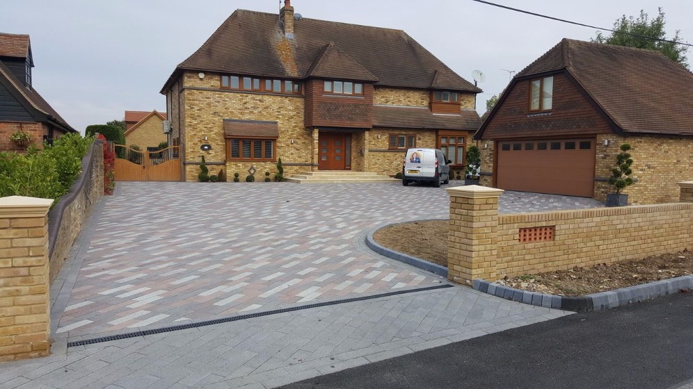 Choosing a Paving Contractor to Install Your Driveway